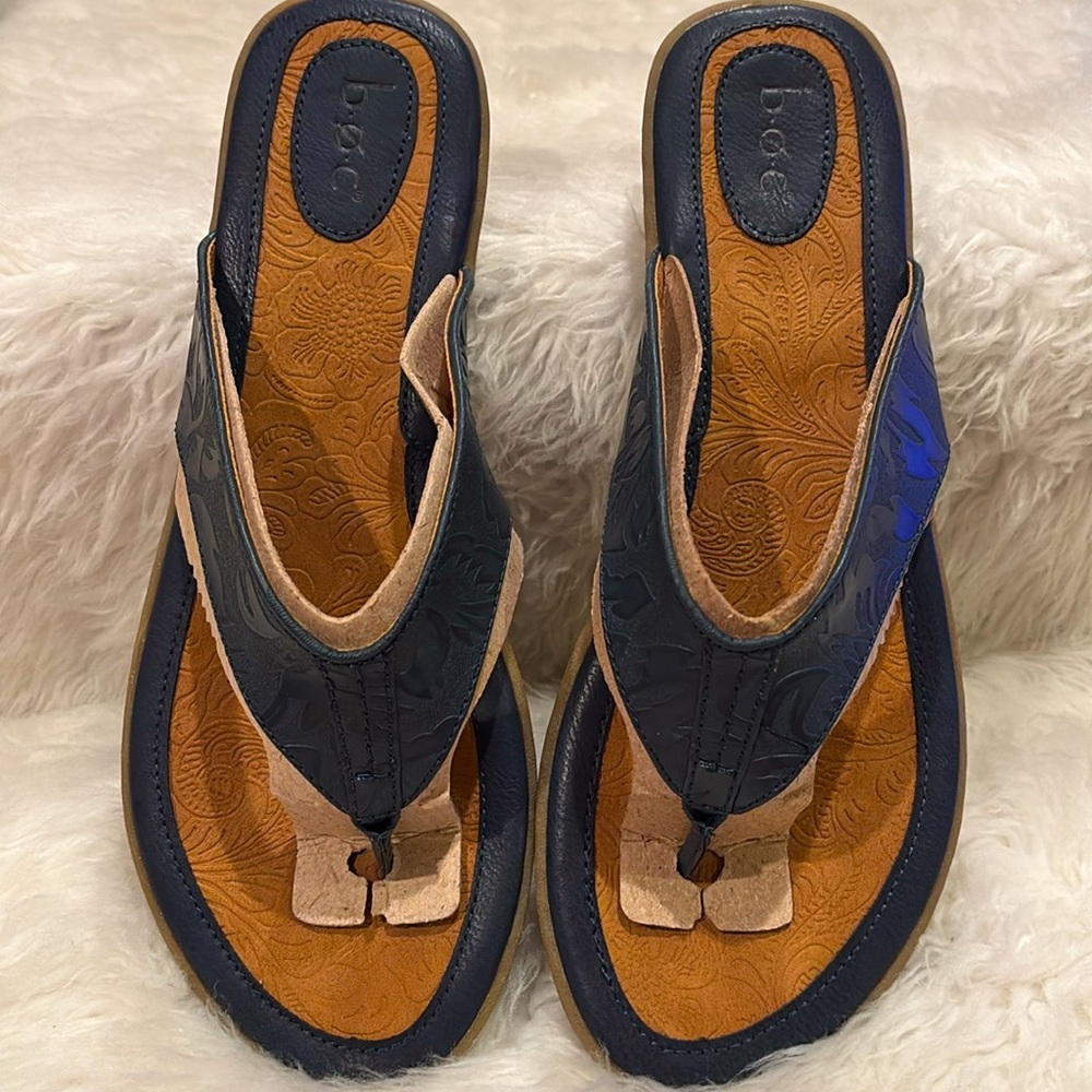 BOC Leather Navy and Tan Floral Embossed Flip Flops NWOT - Picture 2 of 5
